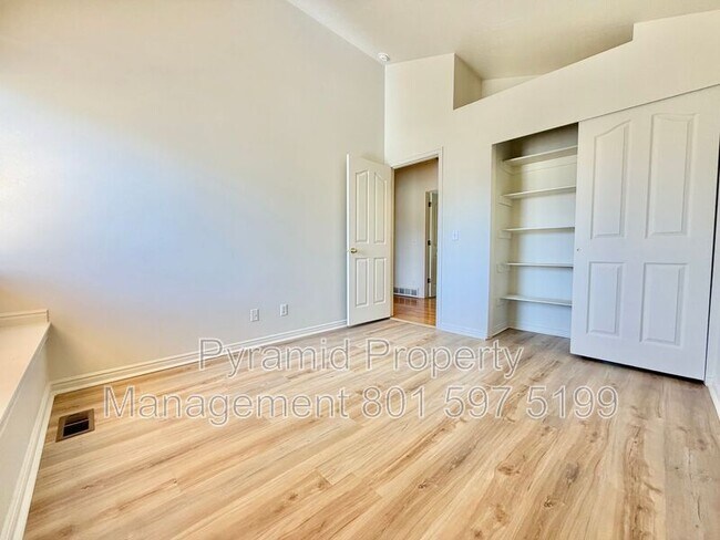 Building Photo - 717 E Hundley Hvn Cir