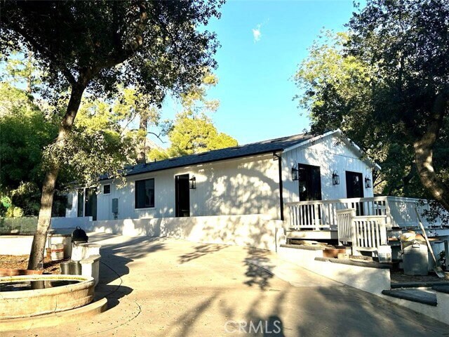 Building Photo - 453 E Grand View Ave