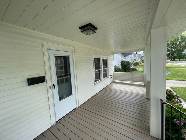 Building Photo - Charming Bungalow