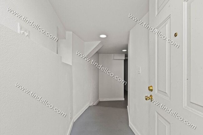 Building Photo - Pet Friendly 4 bedroom 2 bathroom home located blocks from University of Portland!