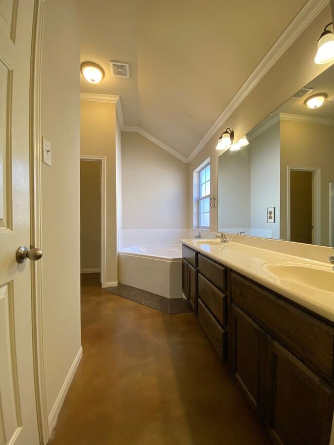 Building Photo - Duplex *LEASING SPECIAL AVAILABLE*