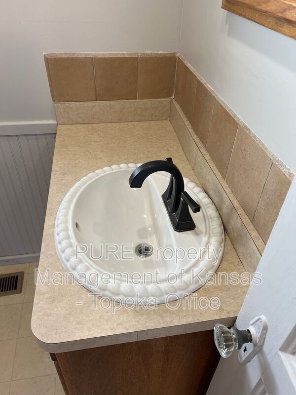 Building Photo - 430 NE Lime St