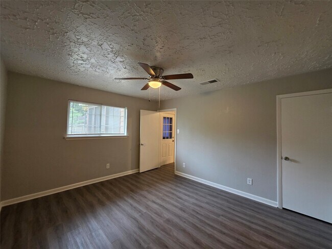 Building Photo - 507 Leicester Ln