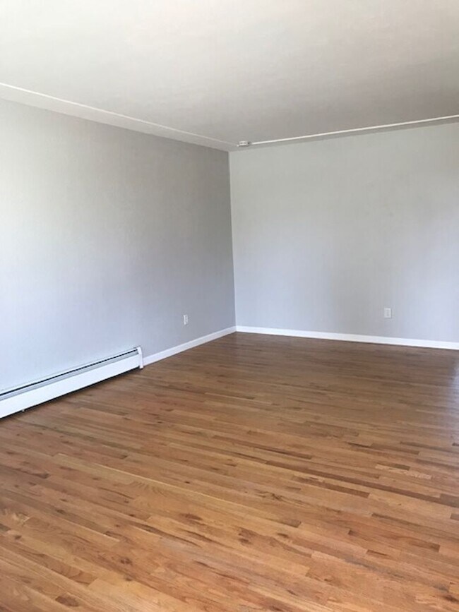 Building Photo - Bright & Beautiful Top Floor 2-bedroom 1 Bath Across Berkeley Park Lake