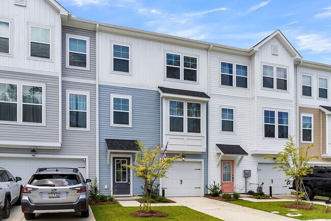 Building Photo - Beautiful 4-Bedroom, 3.5-Bathroom Townhome...