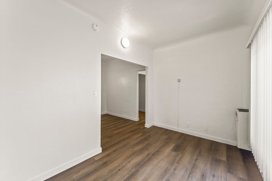 Building Photo - 5391 Huntington Dr