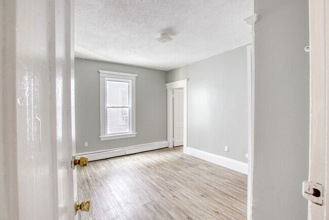 Building Photo - OVERSIZED 3 bedroom 1 bathroom Apartment