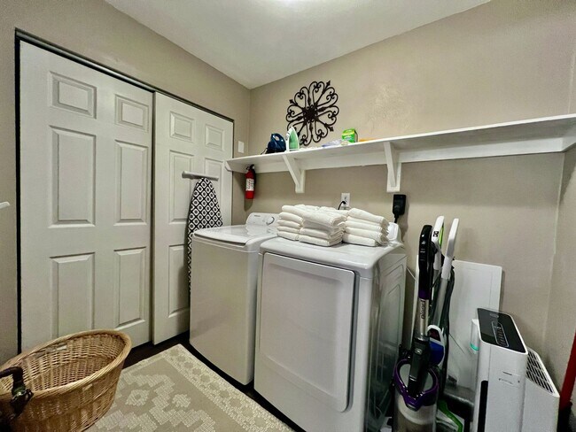 Building Photo - 3 BDR Ranch w/ Fenced yard, laundry, garage + more