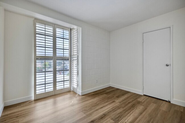 Building Photo - 1250 Cave St