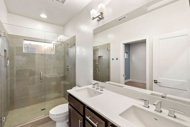 Building Photo - Contemporary Dual Level MidTown Bungalow with Balcony & Garage!