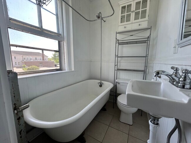 Building Photo - 10 Cherry St