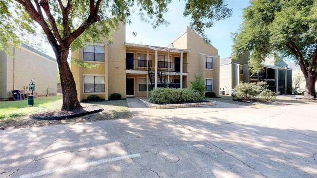 Building Photo - 305 Manuel Dr