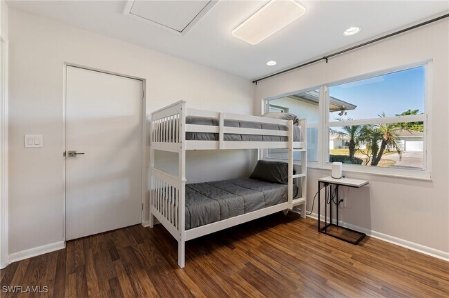 Building Photo - 714 105th Ave N