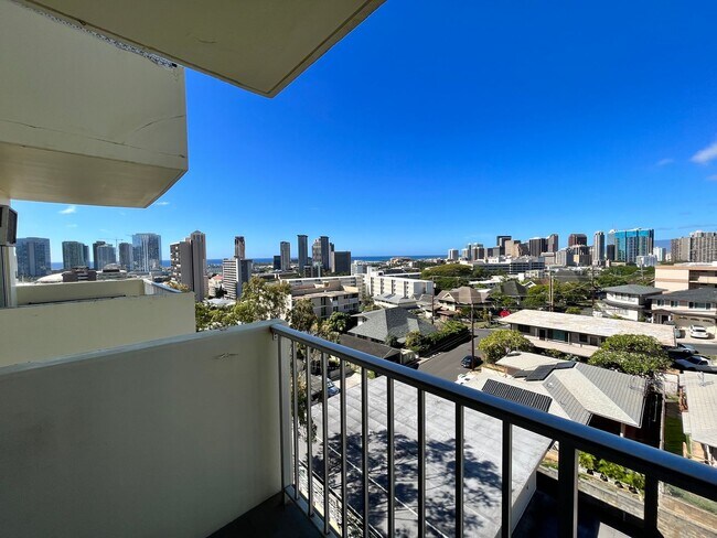 Building Photo - Westview Plaza 1 bedroom 1 bath with 1 ass...
