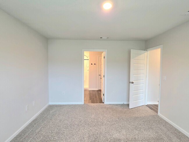 Building Photo - 4-Bedroom Home - Woodlands