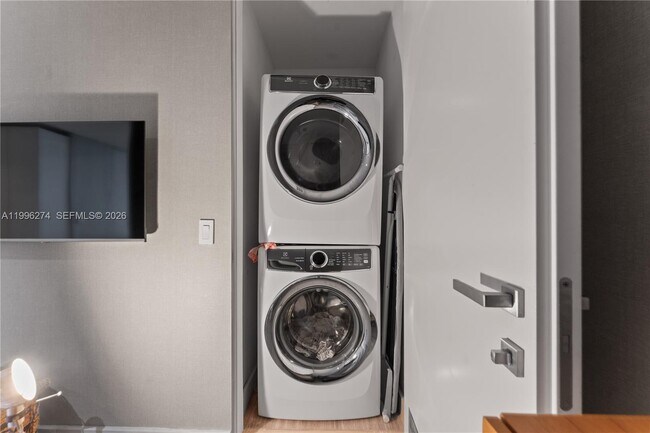 Building Photo - 18975 Collins Ave