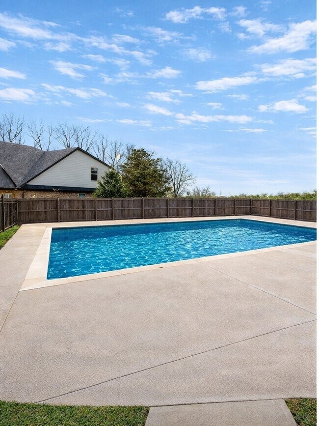 Building Photo - 3301 SW Stonepoint Ave