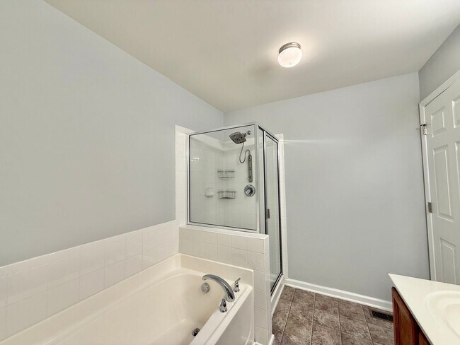 Building Photo - **OFFERING REFUNDABLE APPLICATION FEES & $100 MOVE IN PROMOTION** Charming 3BD, 2.5BA Raleigh Tow...