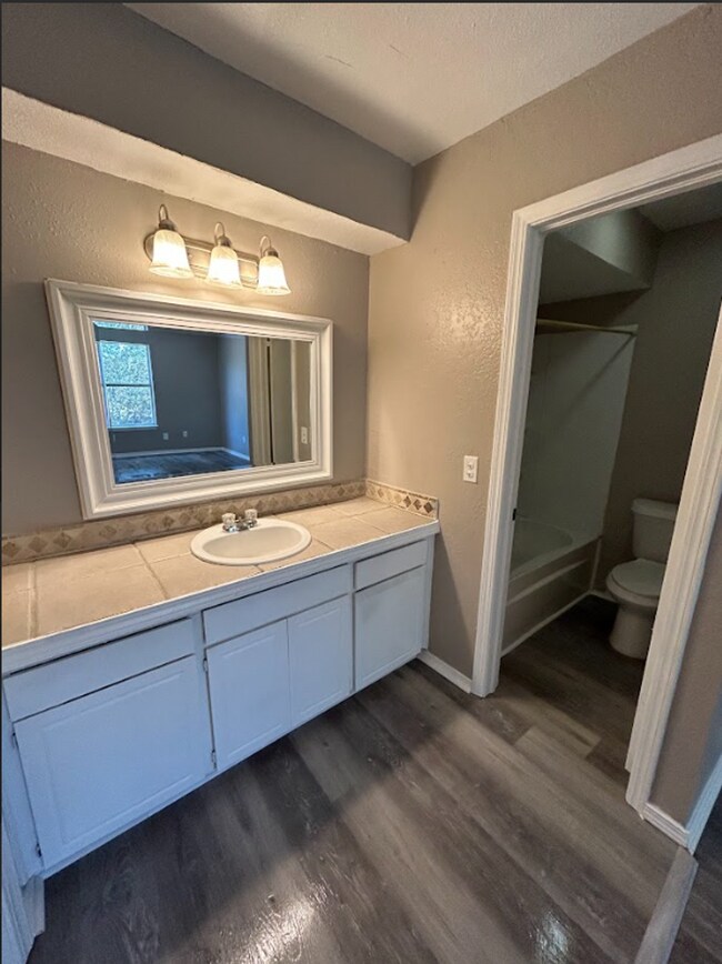 Building Photo - Stunning 4 Bedroom