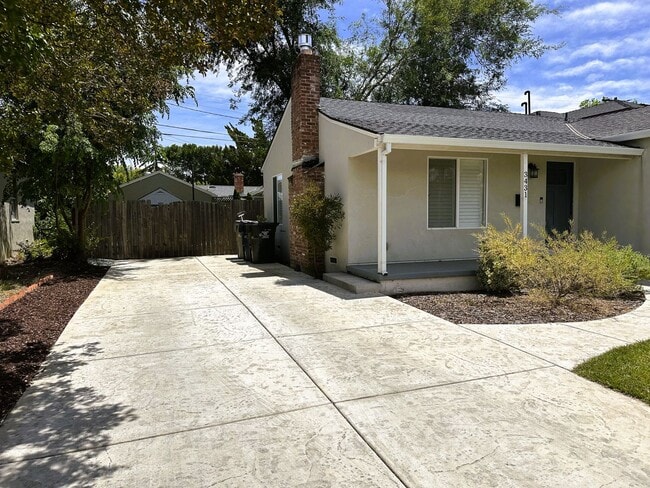 Building Photo - Beautiful 2-Bedroom Home with Large Backyard