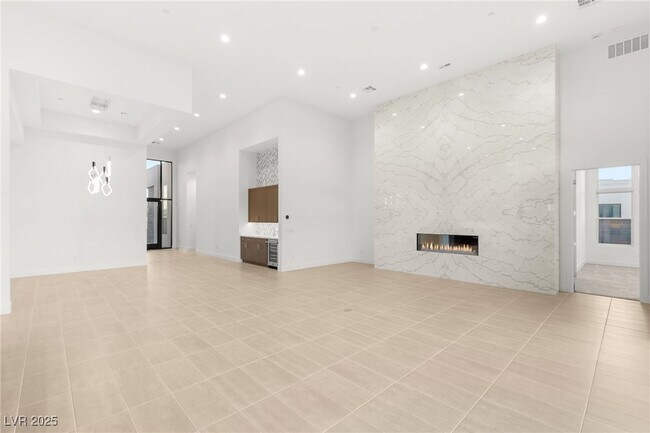 Building Photo - 10793 Vista Altura Ave