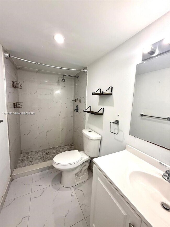 Building Photo - 1401 NE 191st St