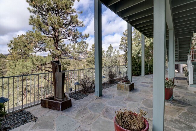 Building Photo - Incredible Home with Lake Views!