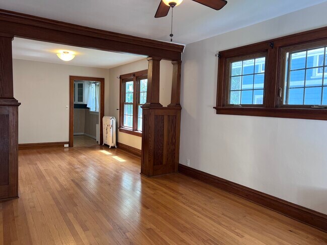 Building Photo - 627 Knickerbocker St