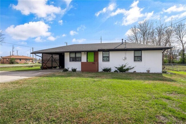 Building Photo - 110 SE 13th St