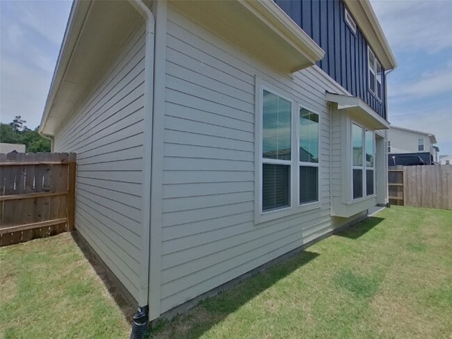 Building Photo - 9835 Willow Creek Commerce Dr