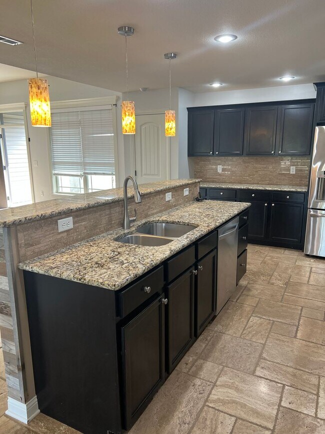 Building Photo - 3 bedroom, 2 bathroom, 2 car garage, single family home located on the south of town