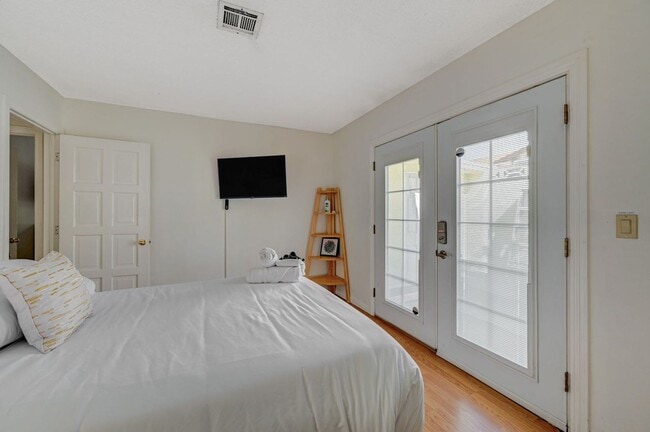 Building Photo - Beautiful single-story custom home featuri...