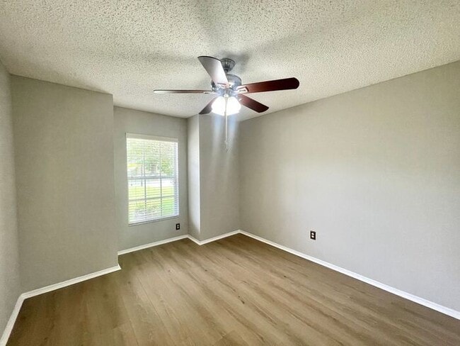 Building Photo - 3/2 ALAFAYA WOODS ADORABLE HOME in OVIEDO!