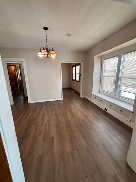 Building Photo - 1316 W 91st St