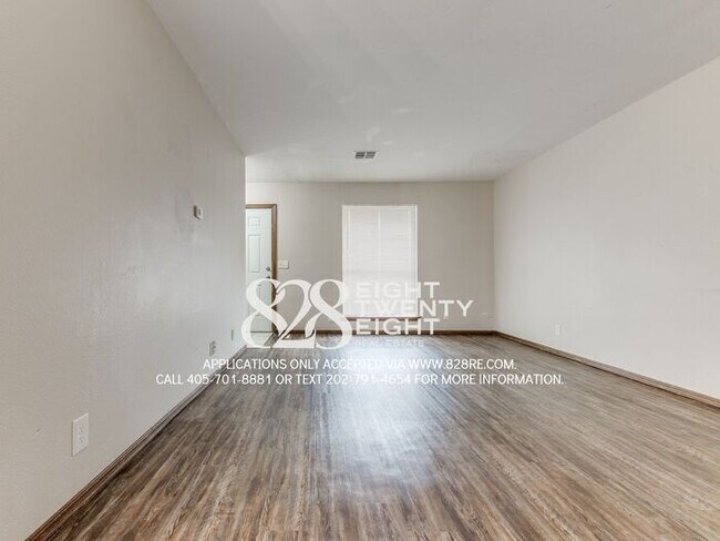 Building Photo - West Norman 2 Bed/1 Bath Duplex WITH Fenced Backyard! AVAILABLE NOW!