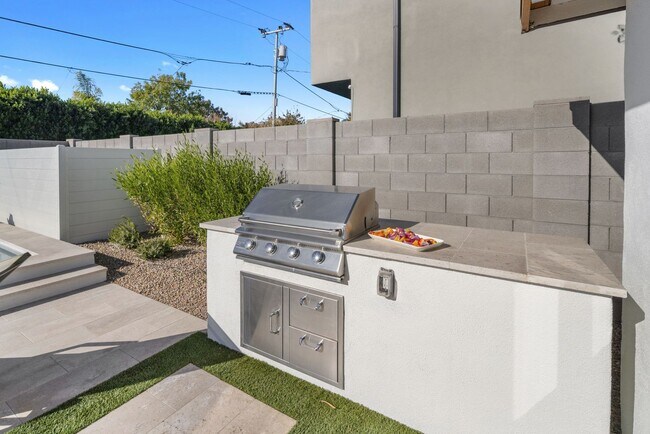 Building Photo - COMING SOON! Fully Furnished 3 Bedroom 3 Bathroom Home in Old Town Scottsdale