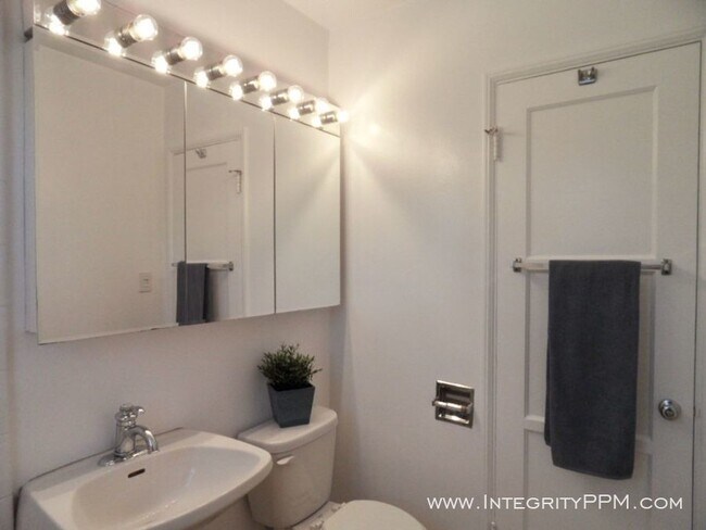 Building Photo - 5057 Marlborough Dr