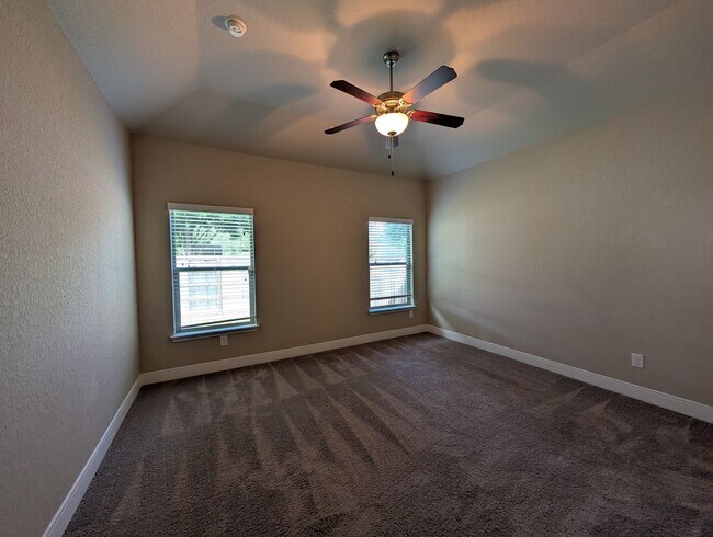 Building Photo - 3/2/2 Duplex / Less than 1 Mile to Gruene / Fridge Included/ Gas Cooking / Covered Patio / CISD