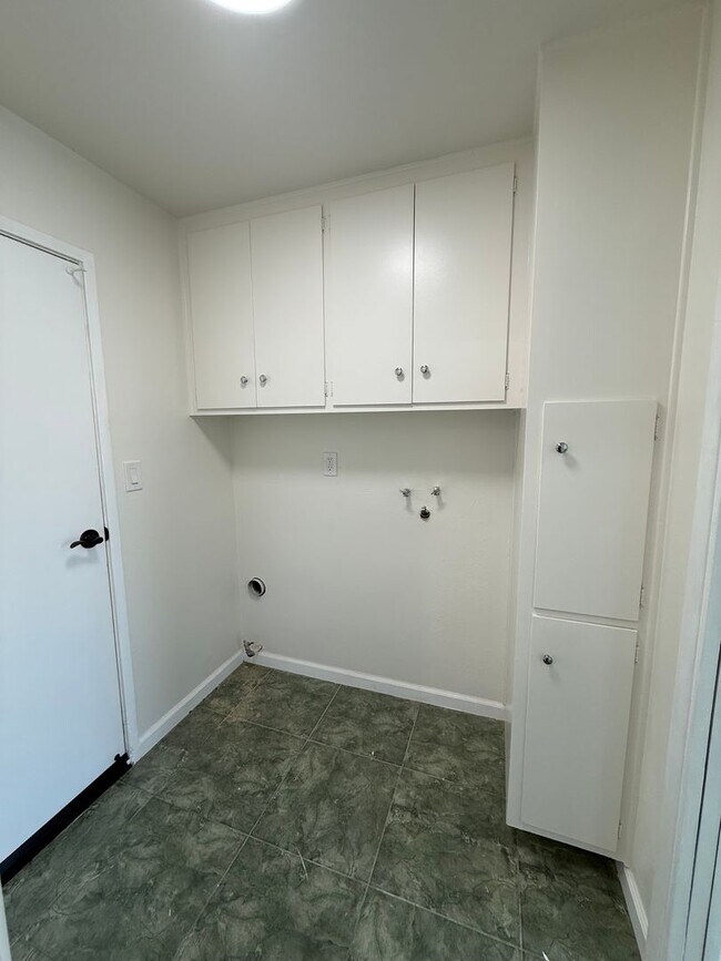 Building Photo - 4 bed, 3 bath pool home with RV access in West Simi Valley