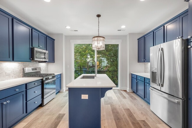 Building Photo - 642 W End Dr