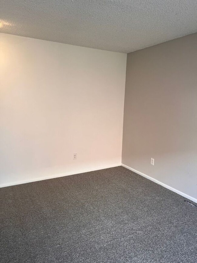 Building Photo - Spacious Three Bedroom Townhome in Westmin...