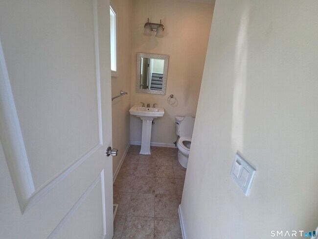 Building Photo - 10 Oak Meadows Dr