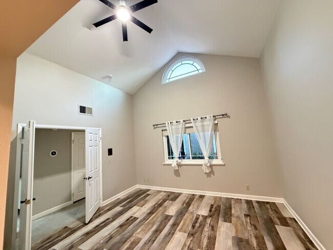 Building Photo - Carry Over Showing: This property has been shown before and will be rented to the first most qual...