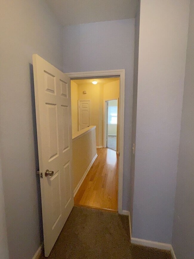 Building Photo - Beautiful 2 bedroom 2.5 bathroom townhome