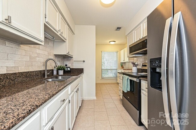 Building Photo - 1077 Sardis Cove Dr