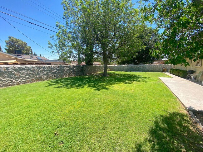 Building Photo - East El Paso 3 bed Refrig A/C!