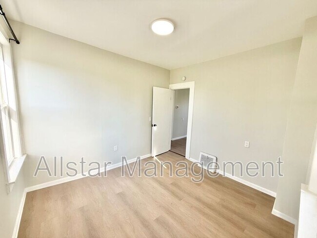 Building Photo - 924 Spring Ave NE