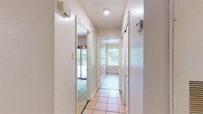 Building Photo - 922 Navarro Dr