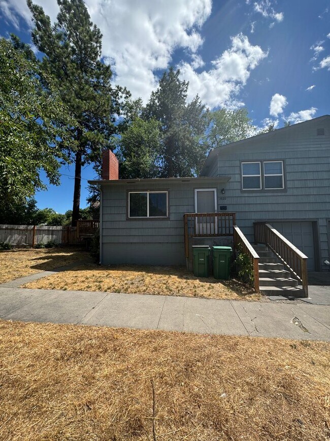 Building Photo - 2.5 Miles (6 minutes or less) to Oregon Tech and Sky Lakes Medical Center!  Perfect setup for Roo...