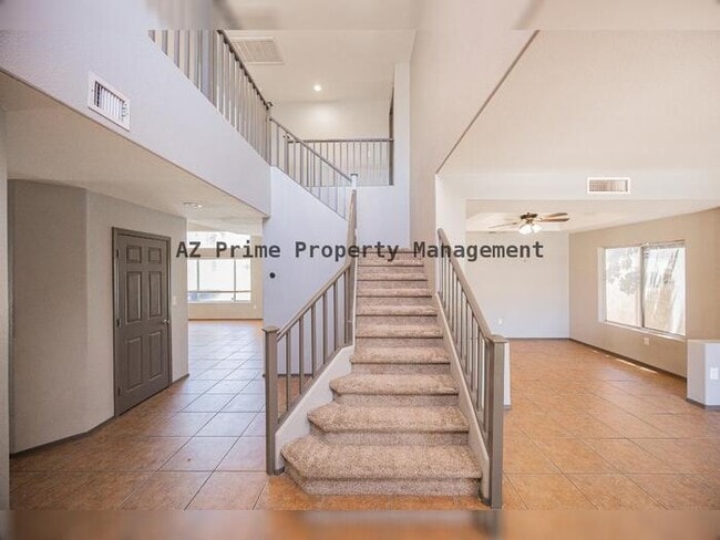 Building Photo - 868 W Tremaine Ave